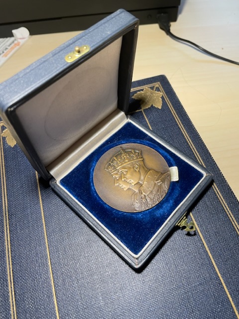 54mm-Bronze-1939-Royal-Visit-Medal-In-Original-Royal-Blue-Case.